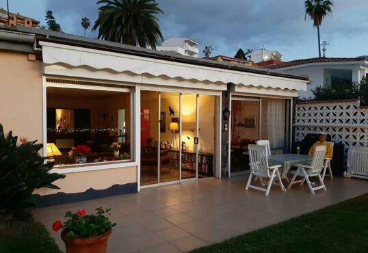 Großzügiger Bungalow mit Garten und Meerblick